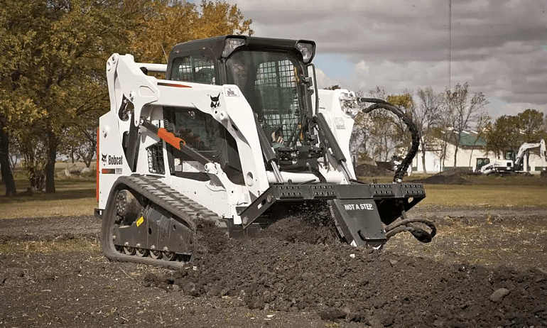 Мини-погрузчик Bobcat T590 с траншеекопателем