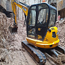 Мини-экскаватор JCB 8035 работает на глубине